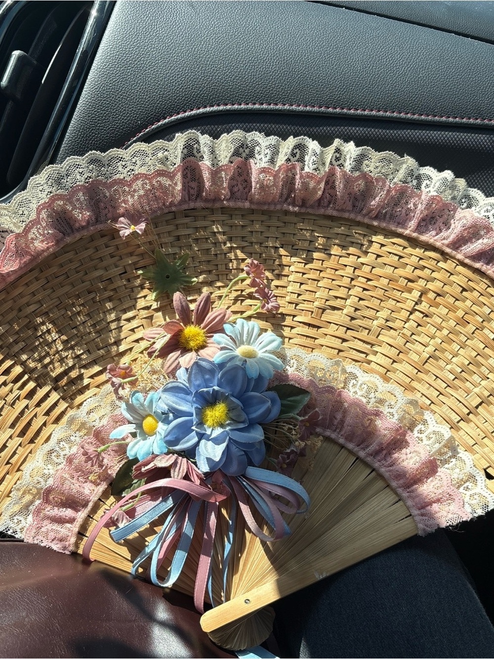 Source Unknown Pink and Blue Lace Straw Hand Fan with Floral Bouquet